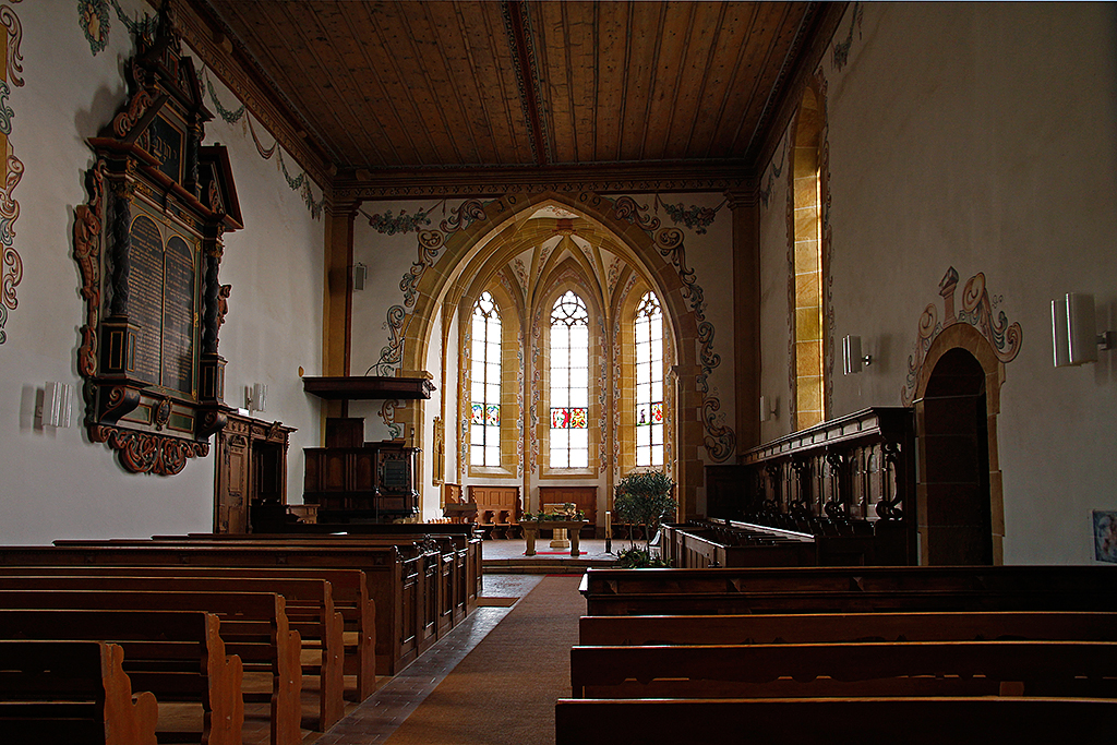 Kirche Ligerz, die oft fr Hochzeiten verwendet wird. Saal mit flacher Holzdecke und dem leicht eingezogenen Chor. Sptgotisch, 1521-26. Barocke nderungen: Dekorationsmalereien und die Gebotstafel links, von 1669. Blick nach Nordosten, 24. Mai 2012, 17:33