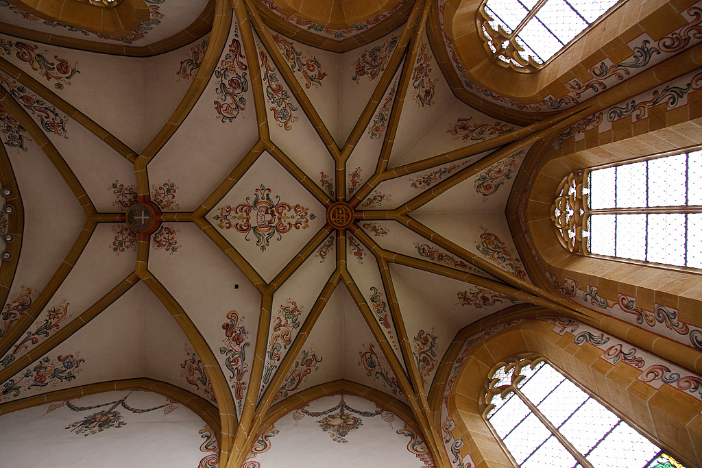 Kirche Ligerz, polygonaler Chor mit spätgotischem Netzrippengewölbe in Form eines Rautensterns. Gewölbekappen floral bemalt. Aufnahme vom 24. Mai 2012, 17:38