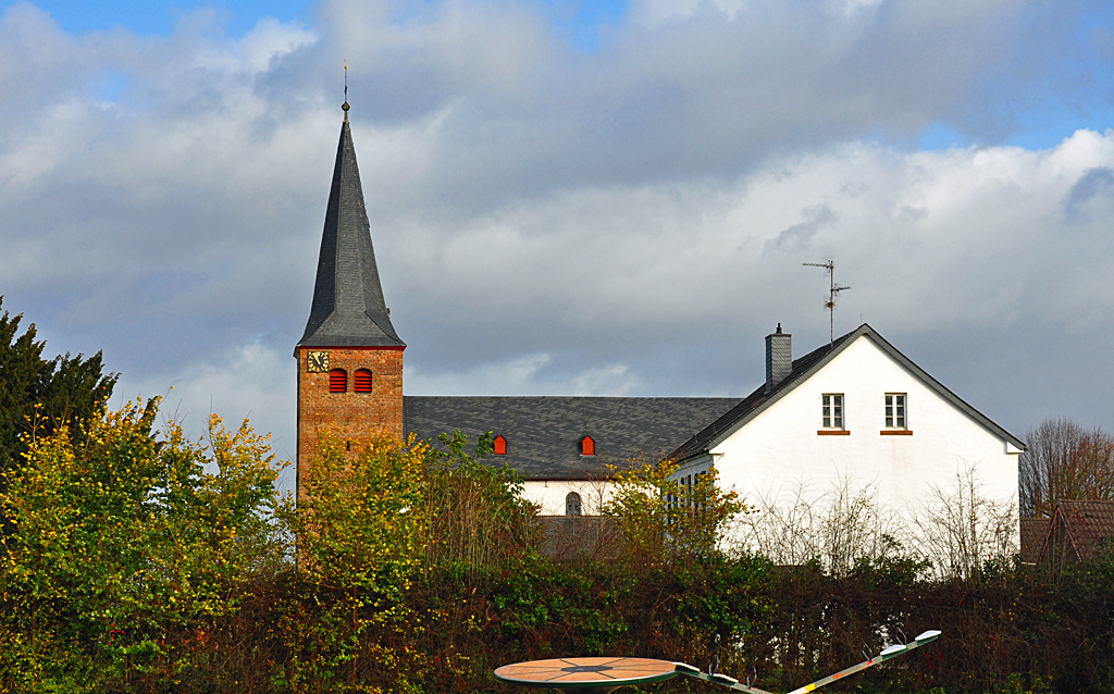 Kirche in Lommersum, Kreis Euskirchen, mit der  nicht mittigen  Turmuhr - 12.11.2010