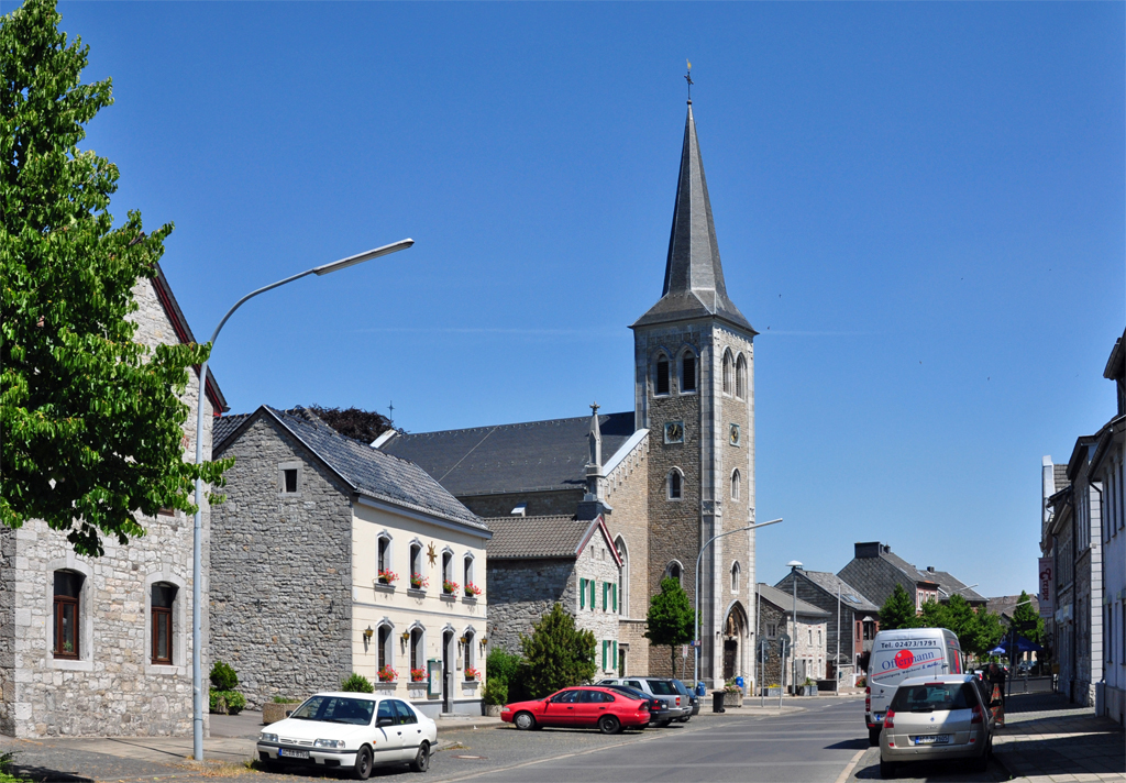 Kirche mit etwas Umland in Breinig - 07.07.2010