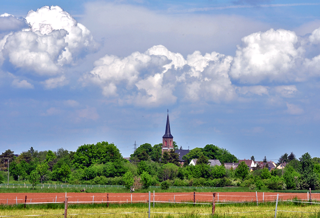Kirche mit krftiger Wolkenbildung in Euskirchen-Euenheim - 20.05.2012
