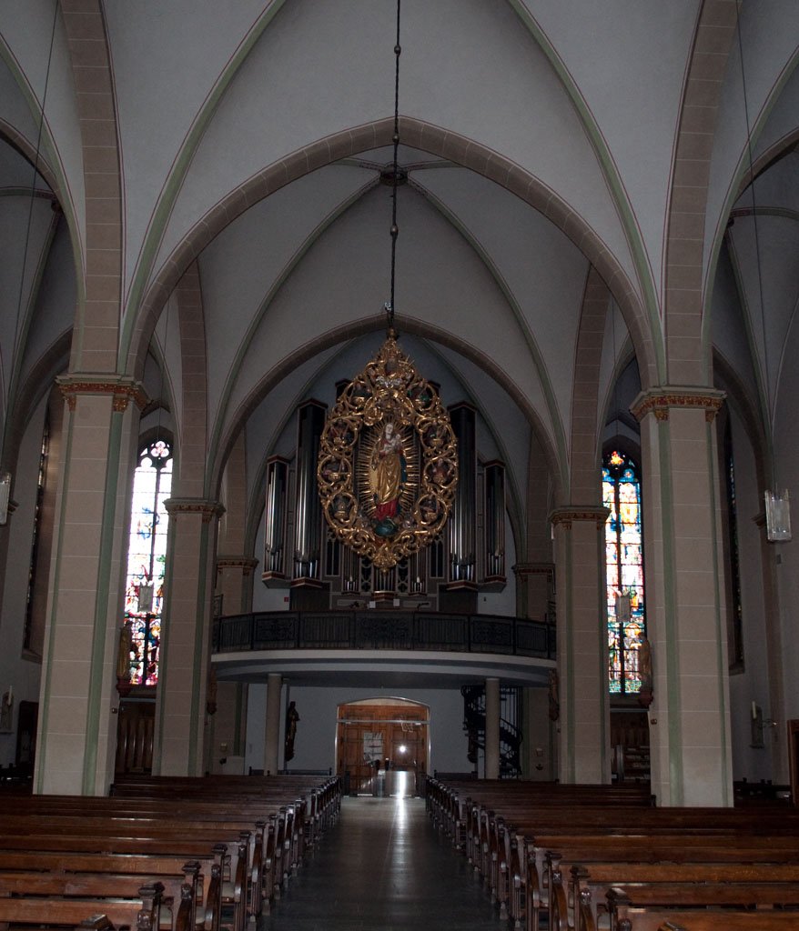 Kirche St. Josef in Oelde/Westf. (Bielefeld) Mittelschiff mit Marienornament.
Nikon D 5000
Aufnahmezeit: 13.03.2010
Belichtungsdauer: 1/60s
Blende: f/3.5, ISO: 800, Brennweite: 18mm