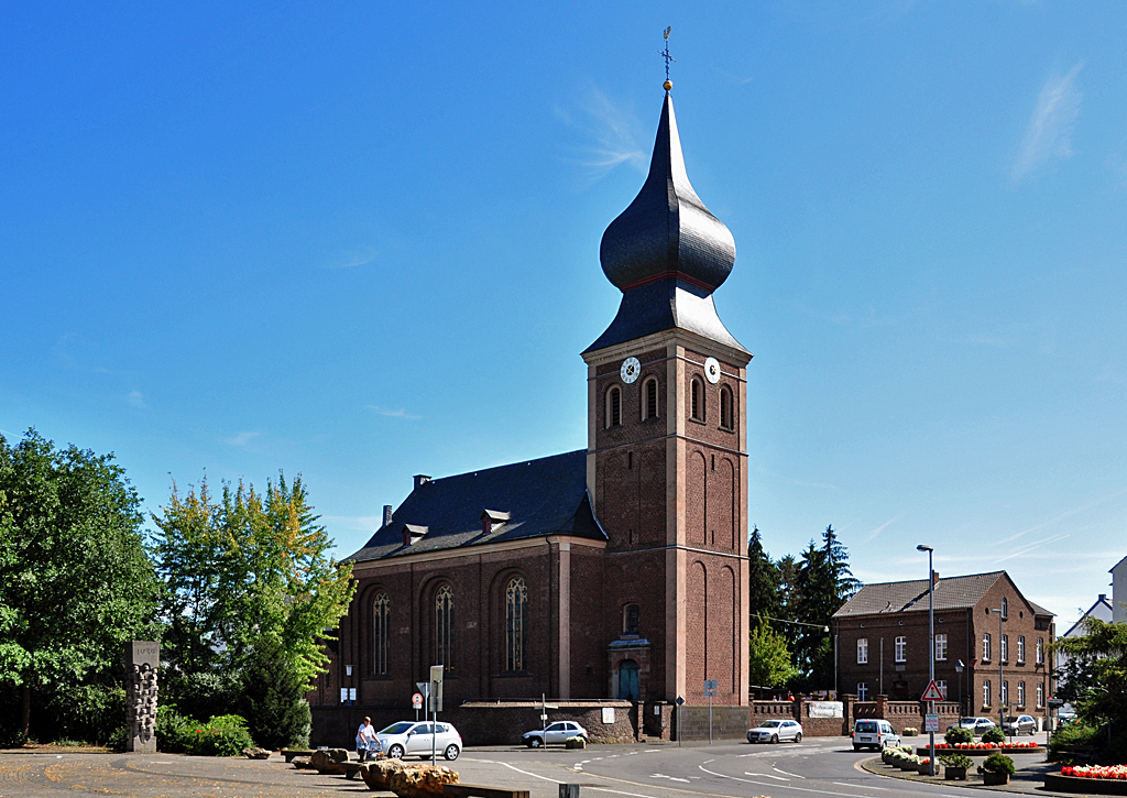 Kirche St. Kunibert mit Zwiebelturm in Gymnich - 10.09.2011