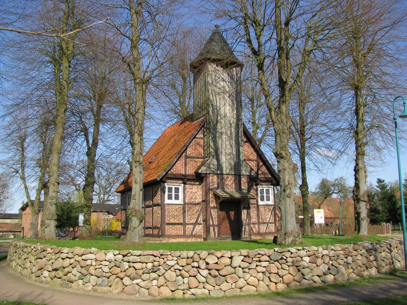 Kirche zu Gallin (LWL) an der B 195 [15.04.2010]