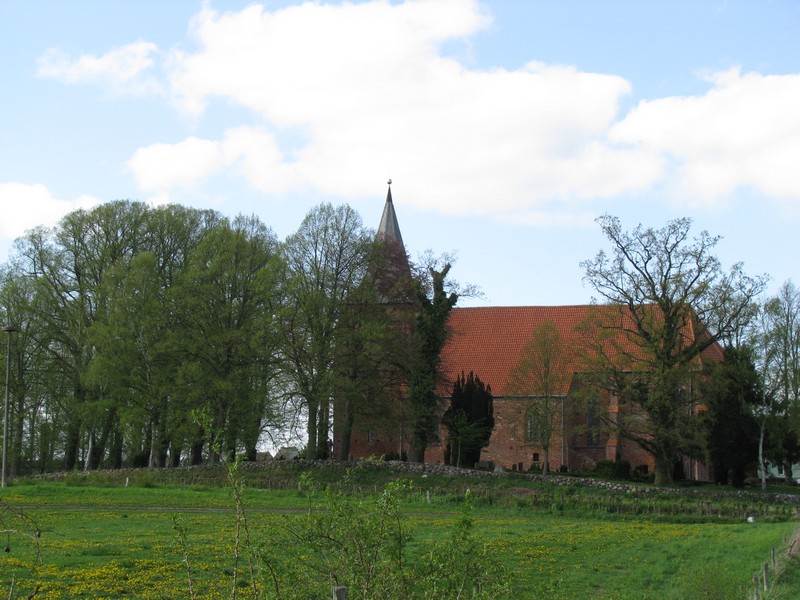 Kirche zu Gressow (NWM) an der Strae L 012 Kselow-Gressow, 04.05.2010