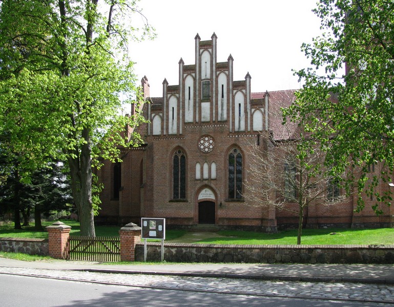 Kirche zu Leussow (LWL) an der Strae L 4 von Ghlen nach Leussow, 05.05.2010