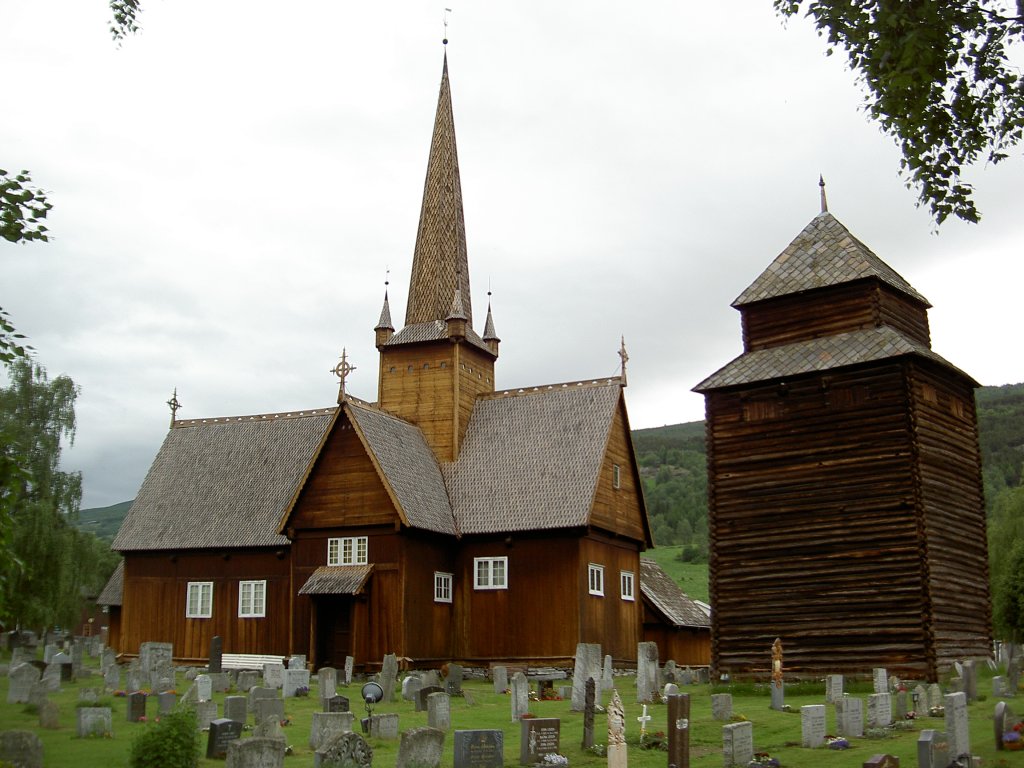 Kirchein Vaga mit Glockenturm, erbaut 1627 von Baumeister Werner Olson, Oppland (27.06.2013)