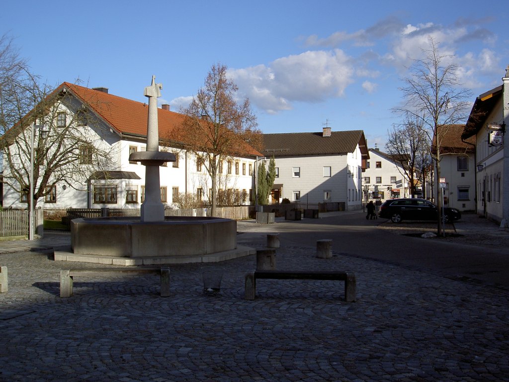 Kirchenplatz von Ampfing bei Mhldorf mit Ludwig der Bayer Brunnen (30.12.2012)