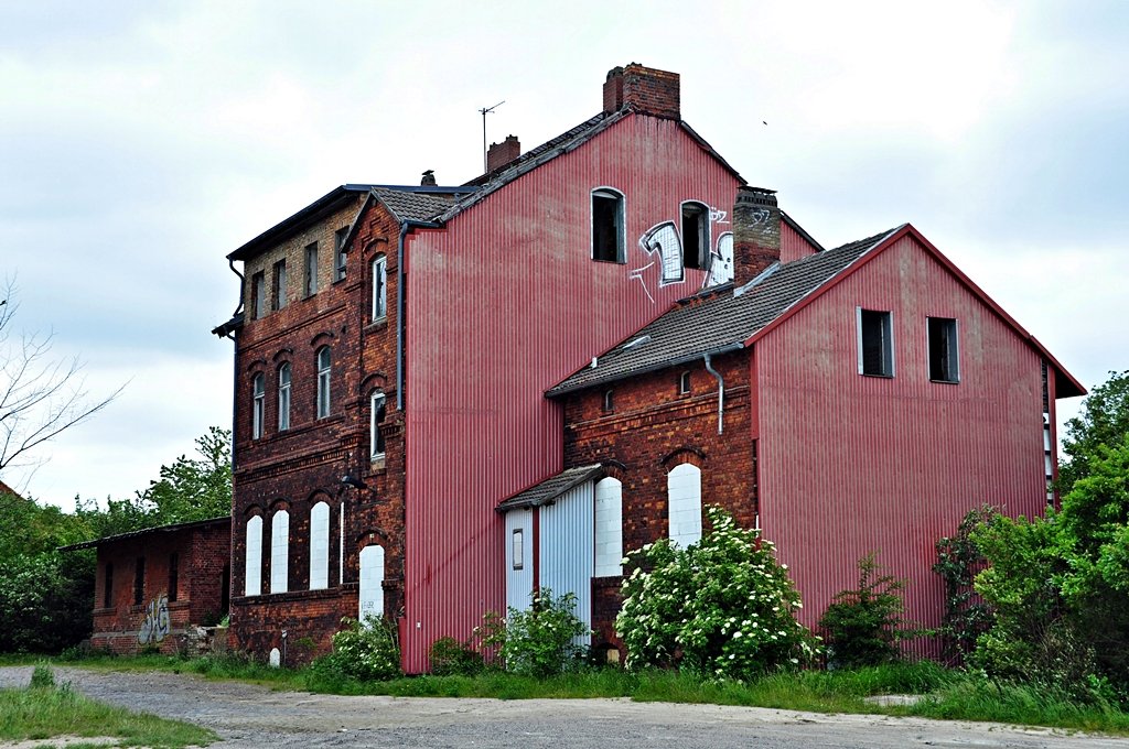 klglicher Anblick des alten Fhrhauses am ehemaligen Fhranlieger in Altefhr, 18.06.09