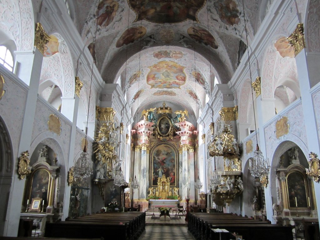 Klagenfurt, Altre und Kanzel des Dom St. Petrus und Paulus, Stuck von Gabriel Wittini, Fresken von August Veit, Hochaltar mit Altarbild von Daniel Gran (1752),
Chorgesthl von Karl Holey (20.05.2013)
