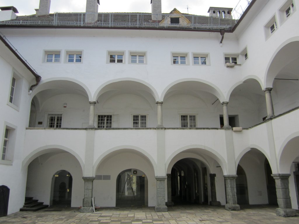 Klagenfurt, Arkaden im Innenhof des Helldorf-Eggerschen Palais, Herrengasse 12, erbaut im 16. Jahrhundert (20.05.2013)