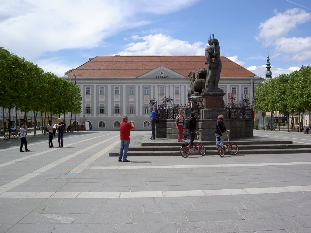 Klagenfurt, Rathaus und Lindwurmbrunnen am Neuen Platz (20.05.2013)