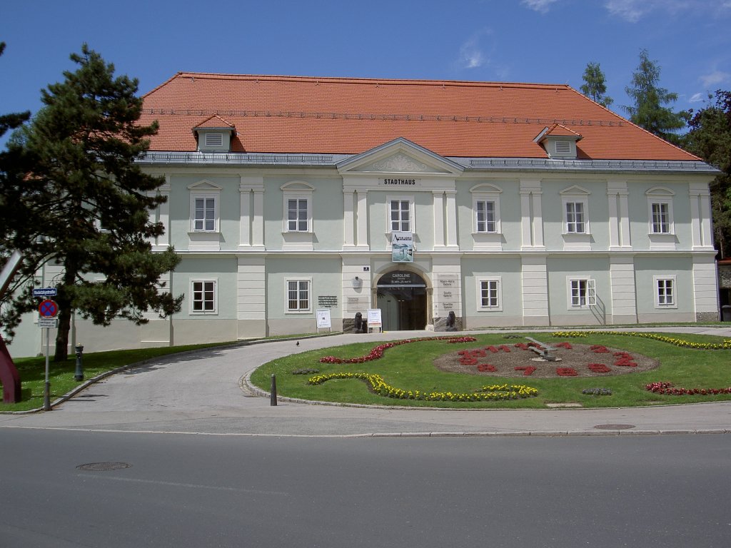 Klagenfurt, Stadthaus, ehem. Kleinmayrhaus, erbaut 1830 von Baumeister Christoph 
Cragnolino, palaisartiger Bau mit Walmdach, Theaterplatz 3 (20.05.2013)