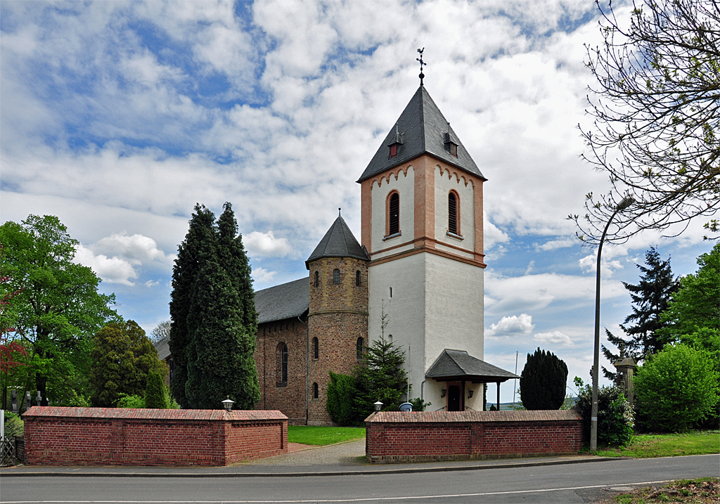 Kleine Dorfkirche in Antweiler (Kreis Euskirchen) - 08.05.2012