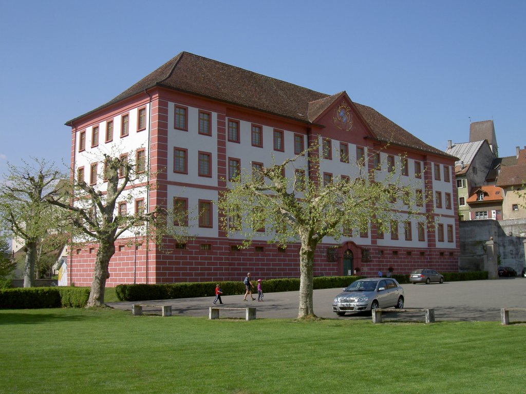 Klingnau, ehemalige Probstei des Klosters St. Blasien, heute ein Schulhaus, erbaut 
von 1745 bis 1754 von Baumeister Johann Caspar Bagnato, Kanton Aargau (19.04.2011)