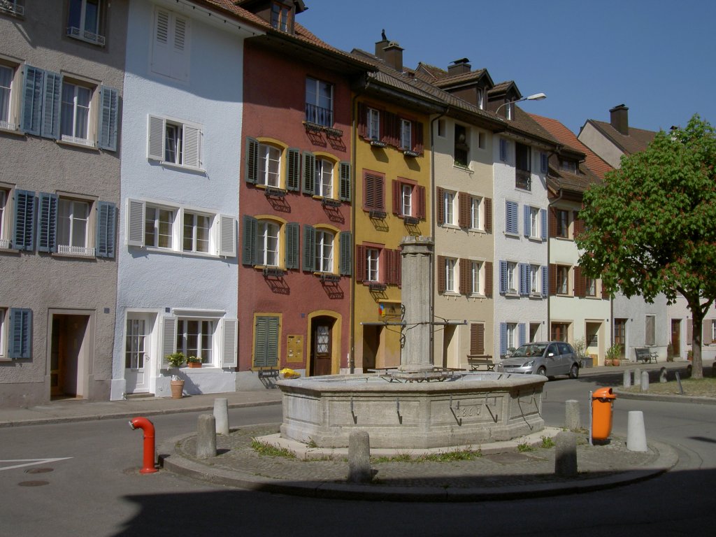 Klingnau, Huser an der Sonnenstrae mit Stadtbrunnen, Kanton Aargau (19.04.2011)