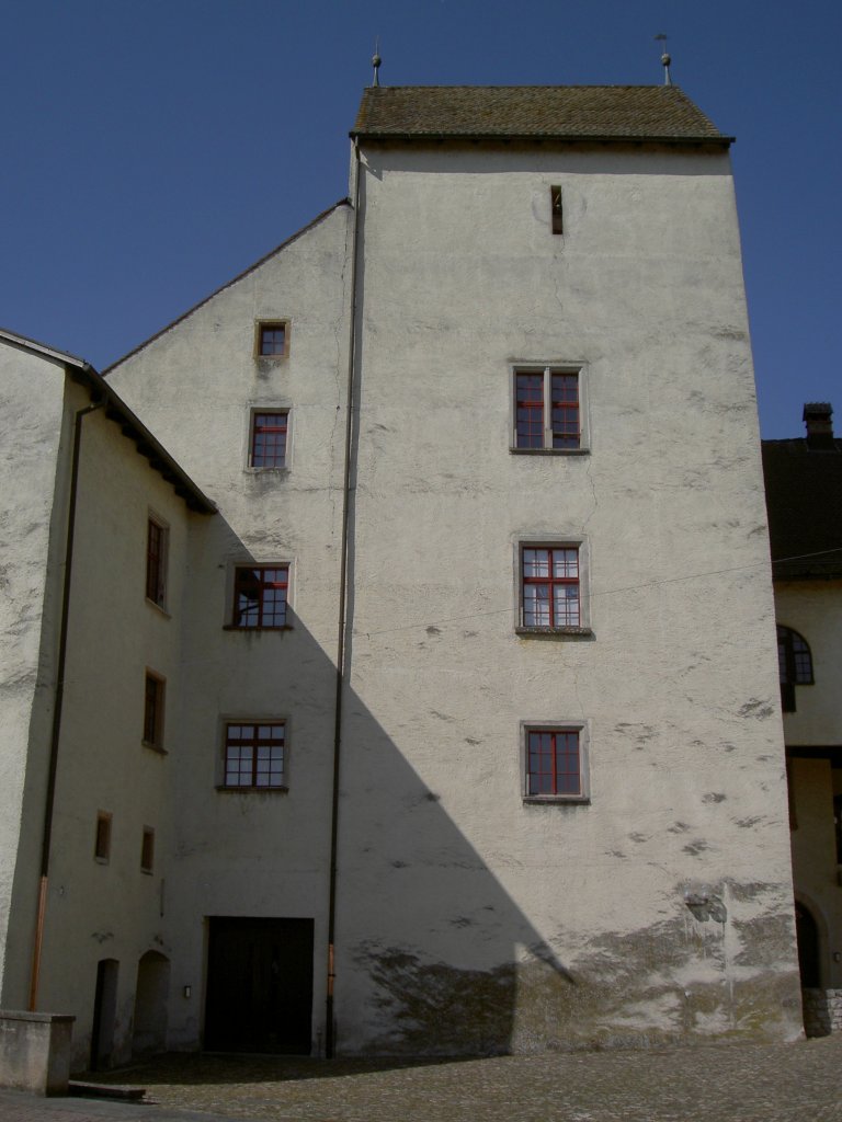 Klingnau, Schloss mit Wohnturm von 1239, erbaut von Ulrich von Klingen, ehem. 
Sitz der Landvgte des Bistums Konstanz, Kanton Aargau (19.04.2011)