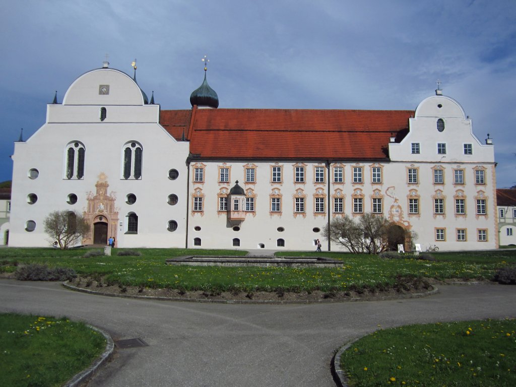 Kloster Benediktbeuren, gegrndet 739, die heute barocke Klosteranlage wurde erbaut 
von 1669 bis 1679, heute Theologische Hochschule der Salesianer Don Boscos 
(29.04.2012)