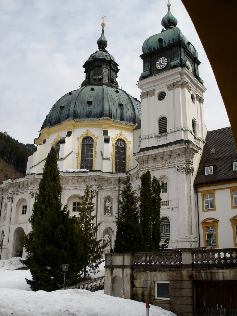 Kloster Ettal in Bayern, die Benediktinerabtei wurde 1330 gegrndet, die barocke Klosterkirche  St.Mari Himmelfahrt  wurde nach 1744 erbaut, April 2005