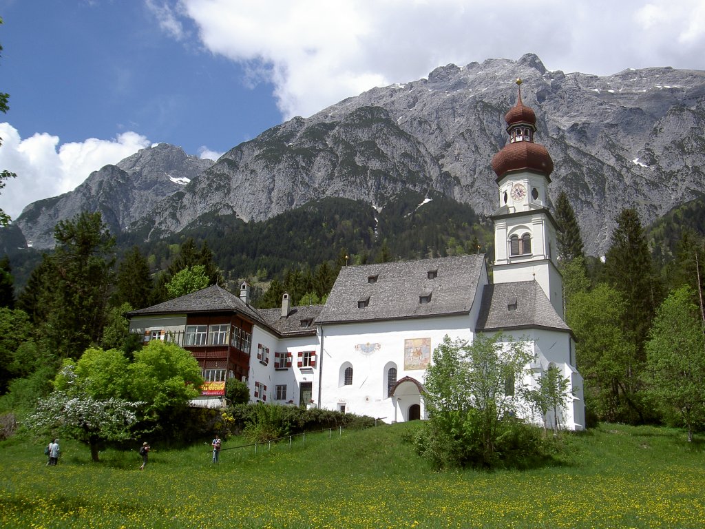 Kloster Gnadenwald bei Innsbruck, gegrndet 1441, St. Martin Kirche erbaut von 1485 bis 1486 (09.05.2013)