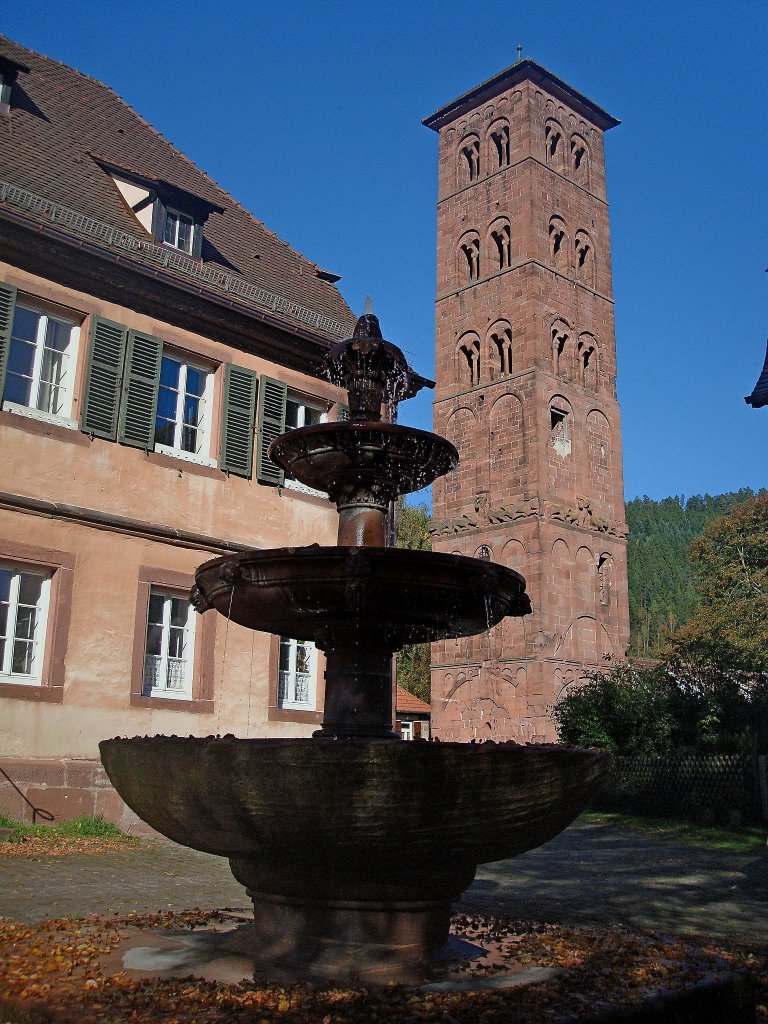 Kloster Hirsau, Dreischalenbrunnen vor dem Pfarrhaus, dahinter der  Eulenturm , berbleibsel der einst mchtigen romanischen Klosterkirche St.Peter und Paul eingeweiht 1091, Okt.2010