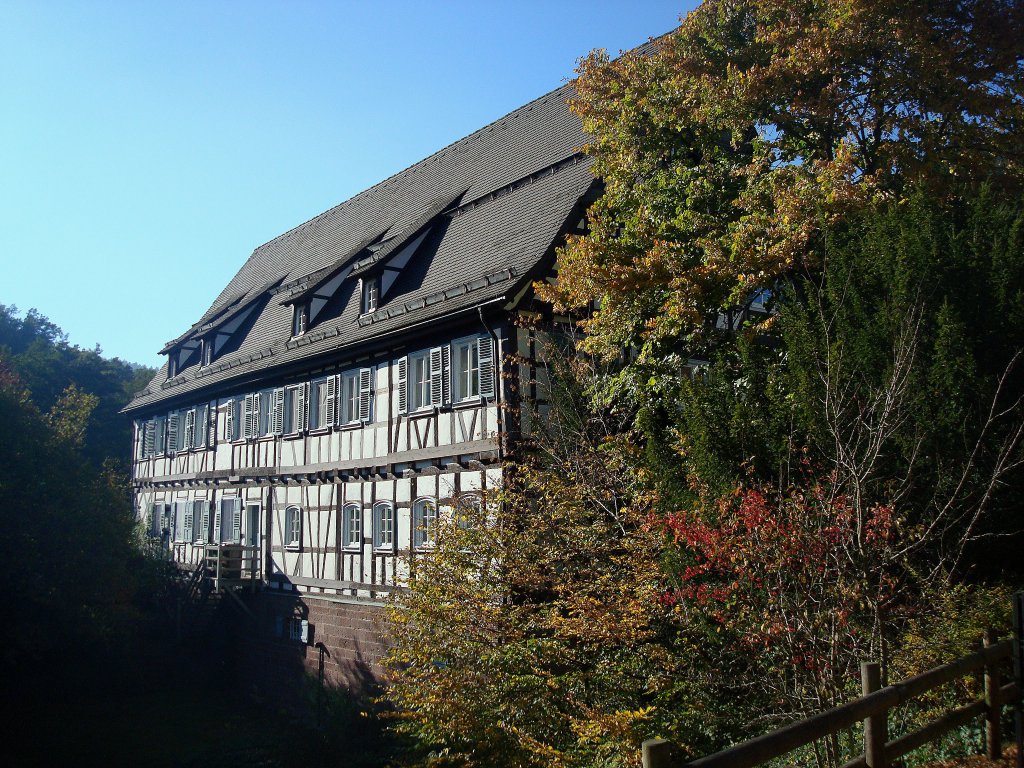 Kloster Hirsau, die ehemalige Amtsschreiberei des Klosters, der Fachwerkbau stammt von 1688, heute vom Finanzamt genutzt, Okt.2010