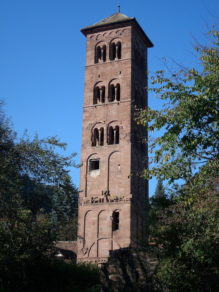 Kloster Hirsau, der erhalten gebliebene der zwei Westtrme der  romanischen Klosterkirche St.Peter und Paul die 1091 eingeweiht wurde, Okt.2010