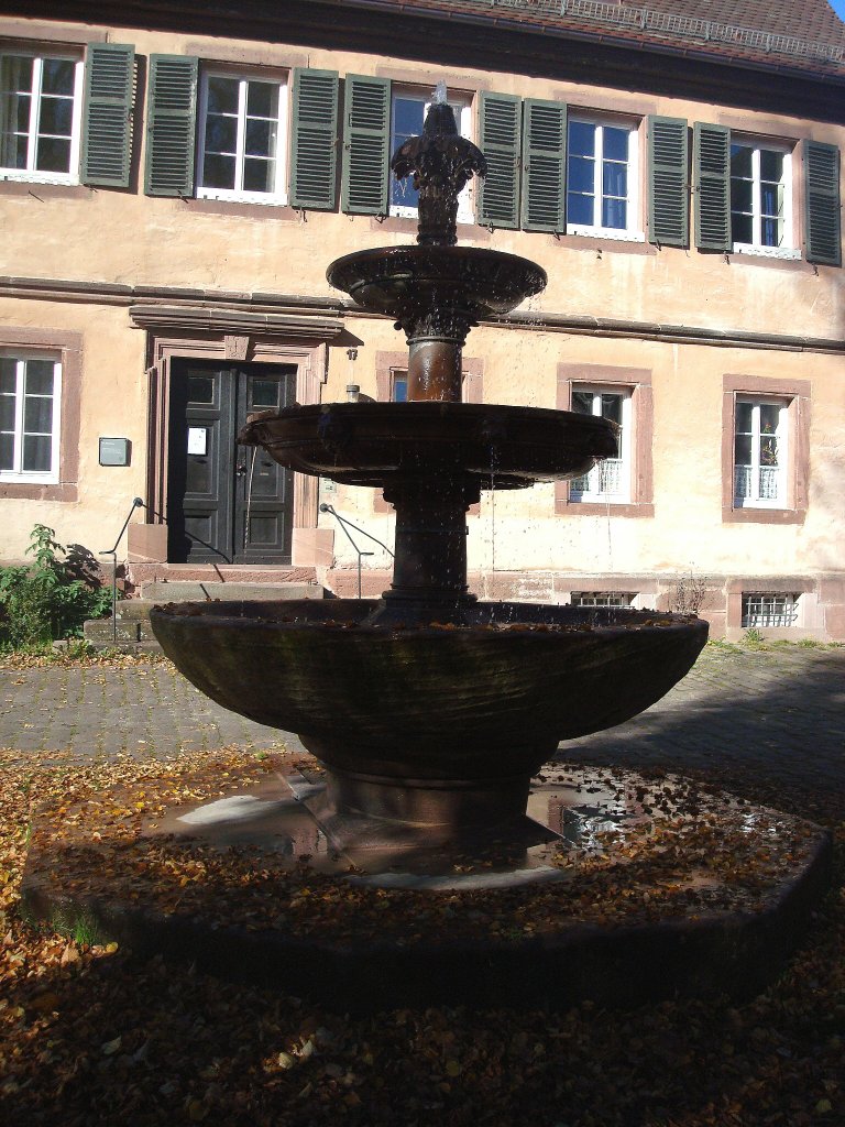 Kloster Hirsau im Nordschwarzwald, dieser Drei-Schalen-Brunnen steht vor dem evangelischen Pfarrhaus, Okt.2010