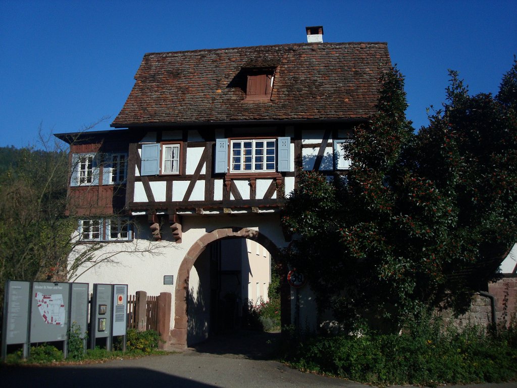 Kloster Hirsau, das Obere Tor, Eingang zum Kloster, der Fachwerkaufbau stammt von 1612-13, Okt.2010