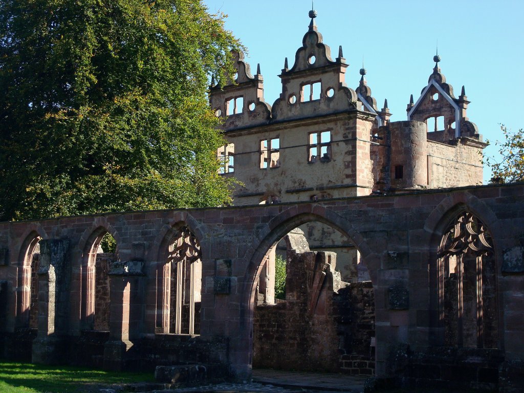 Kloster Hirsau, Teile des Kreuzganges, dahinter die Ruine des Renaissanceschloes, 1586-92 errichtet, 1692 wurde Kloster und Schlo vom franzsischen General Melac (Mordbrenner genannt) zerstrt, Okt.2010