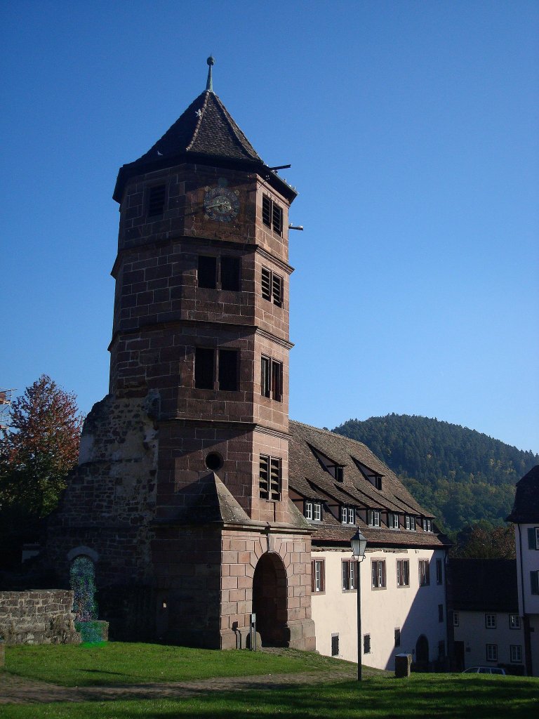 Kloster Hirsau, der Torturm von 1586-92 erbaut, mit dem Westflgel des Schloes, trennt Klostergelnde vom Jagdschlo, Okt.2010