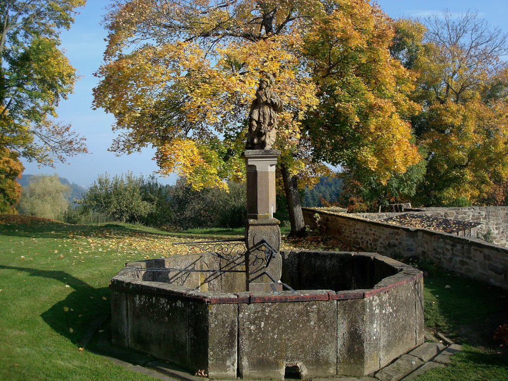 Kloster Kirchberg bei Sulz am Neckar, der Brunnen steht im ehemaligen Dominikanerkloster errichtet 1237, 1806 aufgelst, Okt.2010