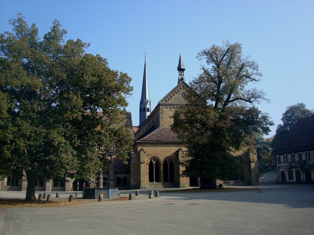 Kloster Maulbronn, Weltkulturerbe der UNESCO, die Klosterkirche mit Vorhalle, links die Klostergebude und der Brunnen, Okt.2010