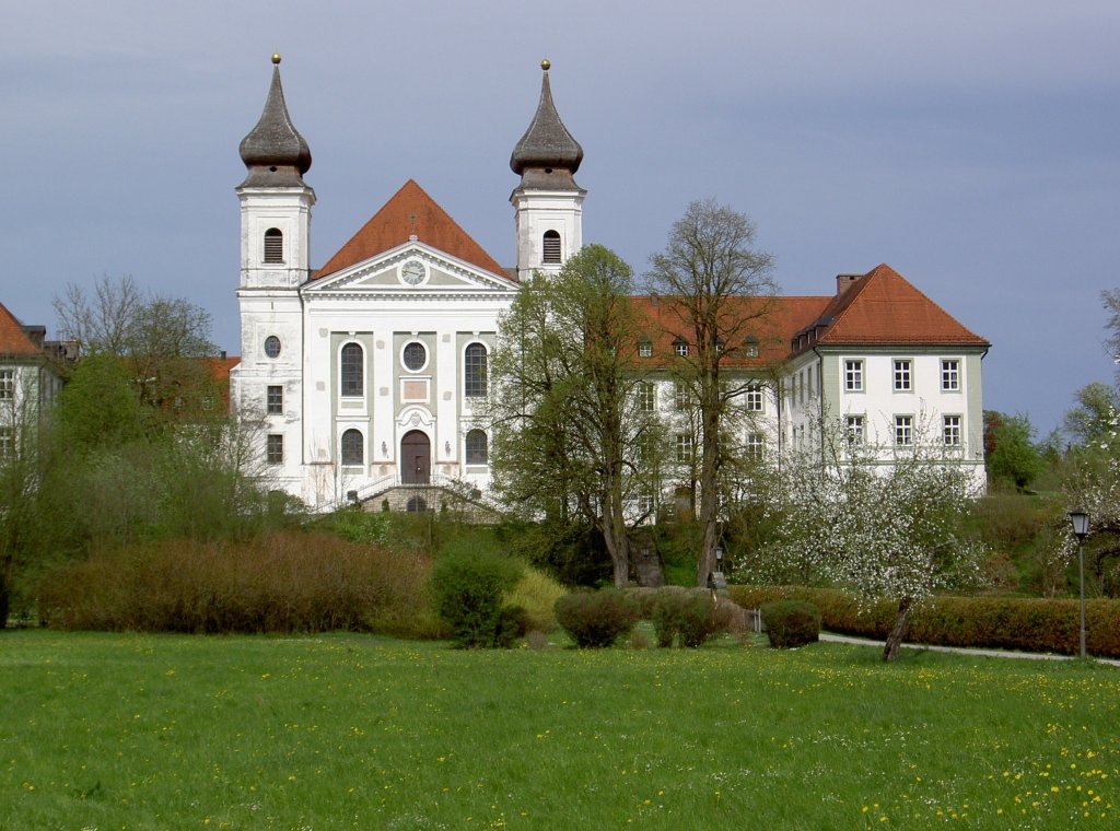 Kloster Schlehdorf mit St. Tertulin Klosterkirche, gegründet 763 durch das Geschlecht der Huosi, ab 1140 Augustiner Chorherrenstift, seit 1904 Hauptsitz der 
Dominikanierinnen von King Williams Town (29.04.2012)
