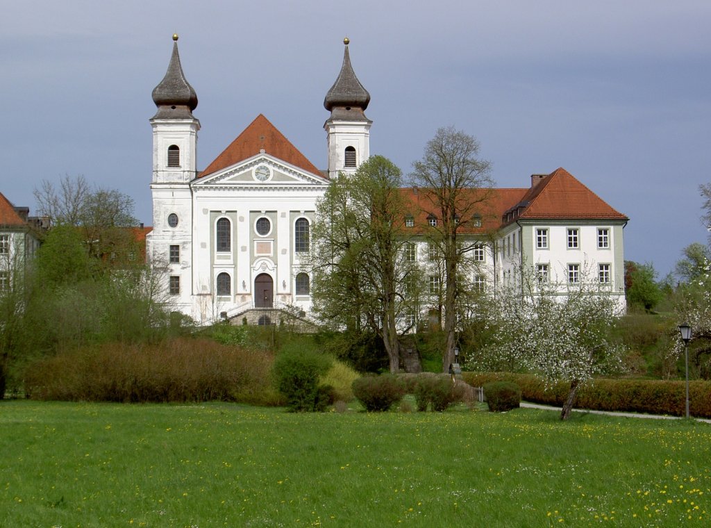 Kloster Schlehdorf mit St. Tertulin Klosterkirche, gegrndet 763 durch das Geschlecht der Huosi, ab 1140 Augustiner Chorherrenstift, seit 1904 Hauptsitz der 
Dominikanierinnen von King Williams Town (29.04.2012)