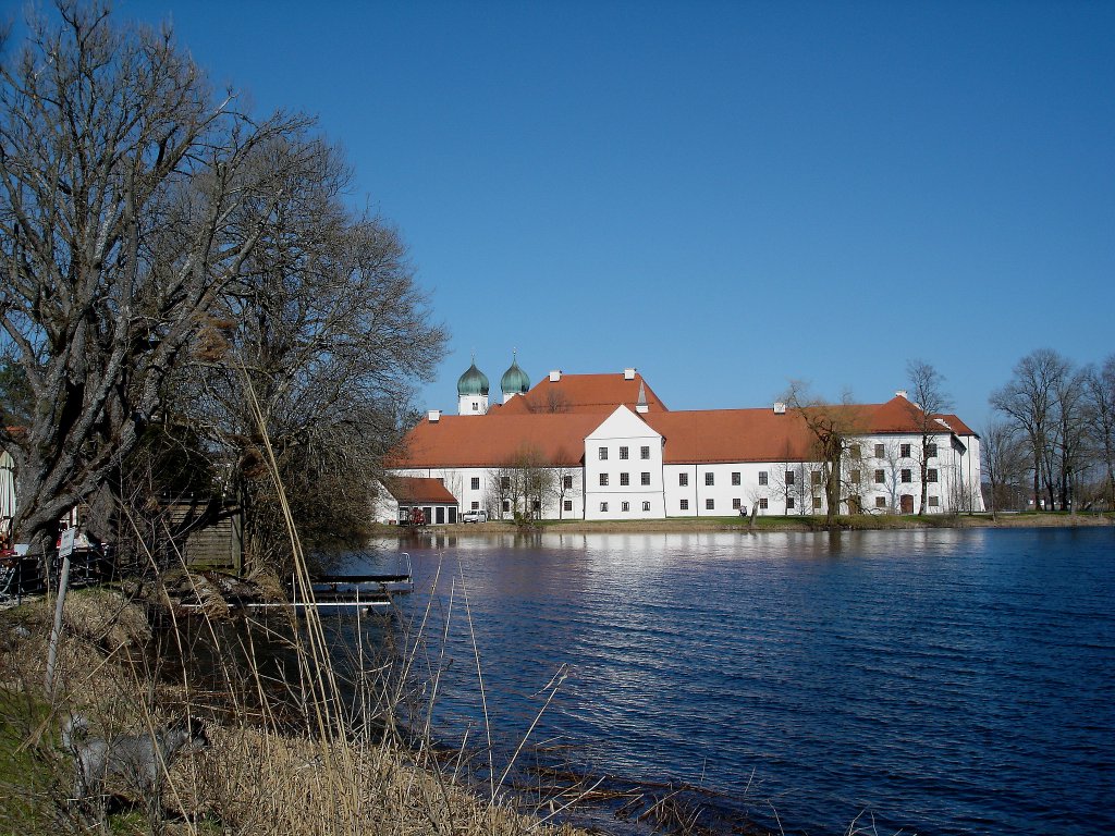 Kloster Seeon, das Benediktinerkloster wurde 994 gegrndet, heute Kultur-und Bildungszentrum, April 2005  
