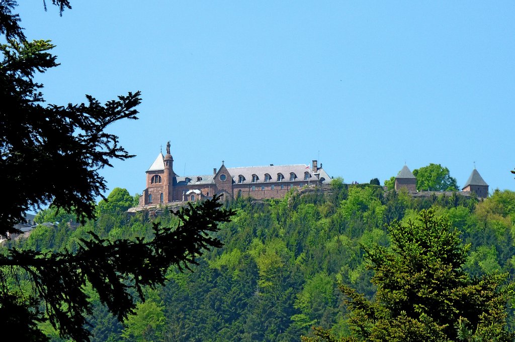 Kloster St.Odilien auf dem 763m hohen Vogesenberg bei Obernai, die frnkische Herzogentochter und Klostergrnderin ist auch die Schutzpatronin des Elsa, April 2011