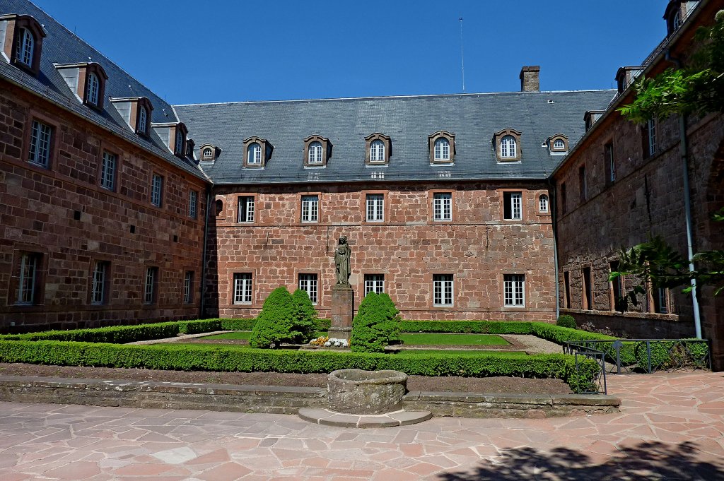 Kloster St.Odilien im Elsa, der Klosterinnenhof, die frnkische Herzogstochter Odilia grndete um 700 das Kloster auf dem 763m hohen Vogesenberg und war btissin bis zu ihrem Tod 720, April 2011