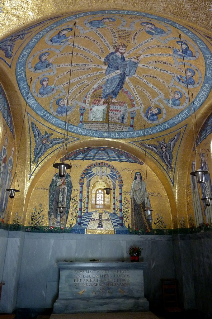 Kloster St.Odilien im Elsa, der mosaikgeschmckte Innenraum der Trnenkapelle, April 2011