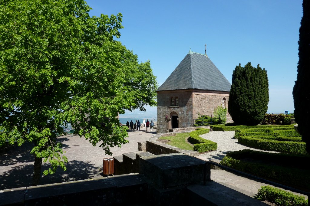 Kloster St.Odilien im Elsa, die Trnenkapelle steht auf dem Gelnde des alten Klosterfriedhofes, April 2011 