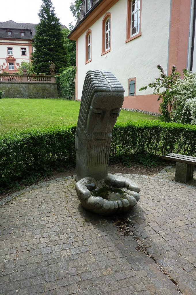 Kloster St.Trudpert im Mnstertal, der Brunnen der Trnen vor dem Eingangsbereich, Mai 2011