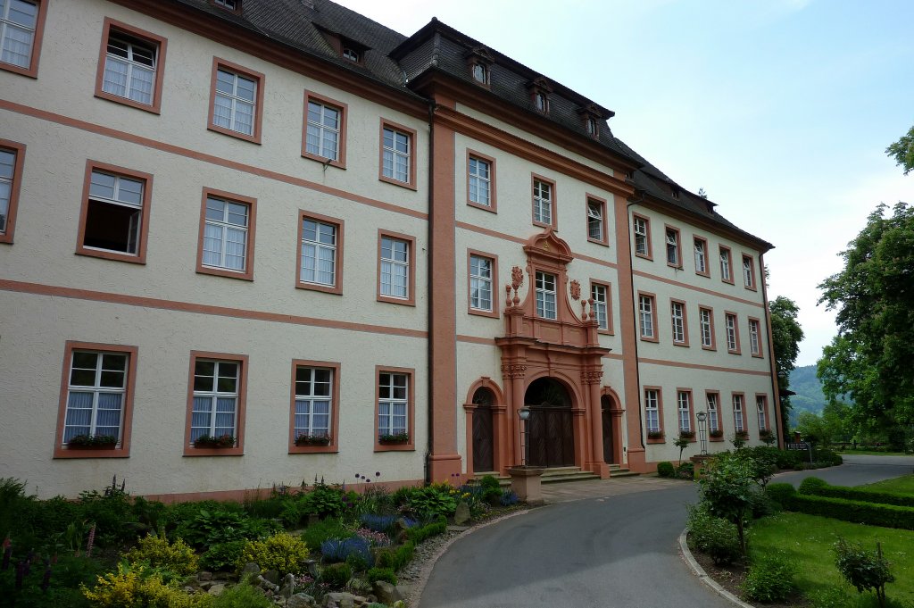 Kloster St.Trudpert im Mnstertal, das Konventgebude mit schnem Eingangsportal, Mai 2011 