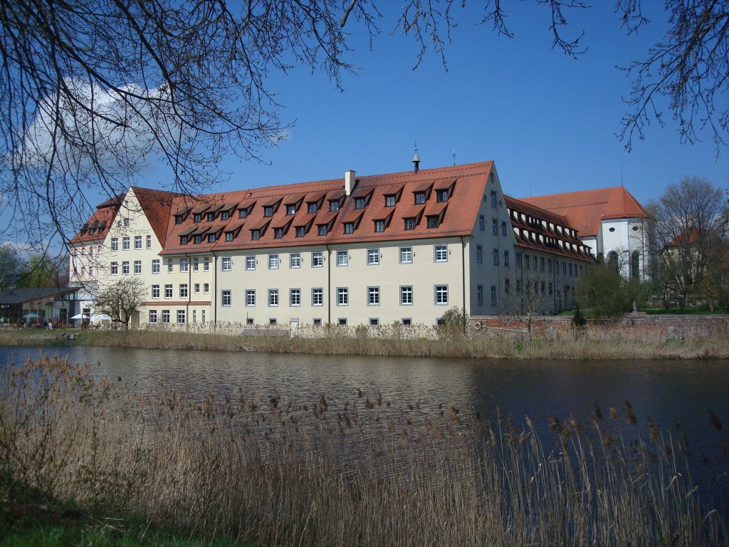 Kloster Wald in Oberschwaben,
im 13.Jahrhundert gegrndetes Zisterzienserinnenkloster
wurde nach wechselvoller Geschichte 1946 von Benediktinerinnen bernommen,
angeschlossen ist eine Heimschule,
April 2010