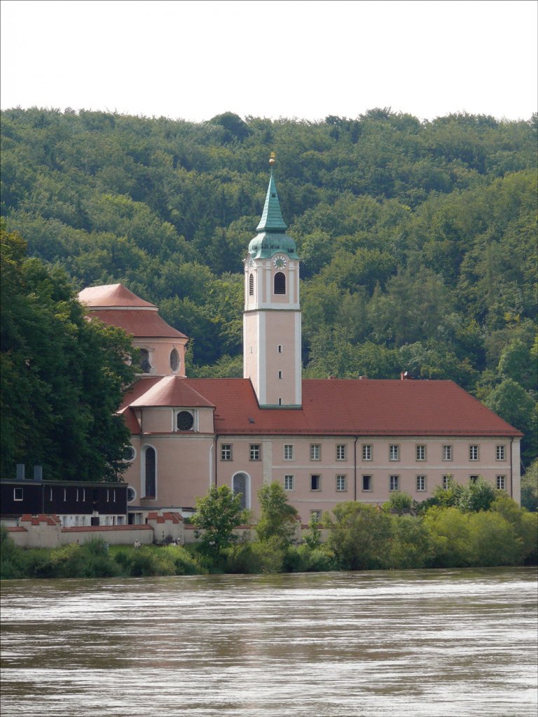 Kloster Weltenburg, eine Abtei der Benediktiner, von der Donau aus Kelheim kommend gesehen; 04.08.2010
