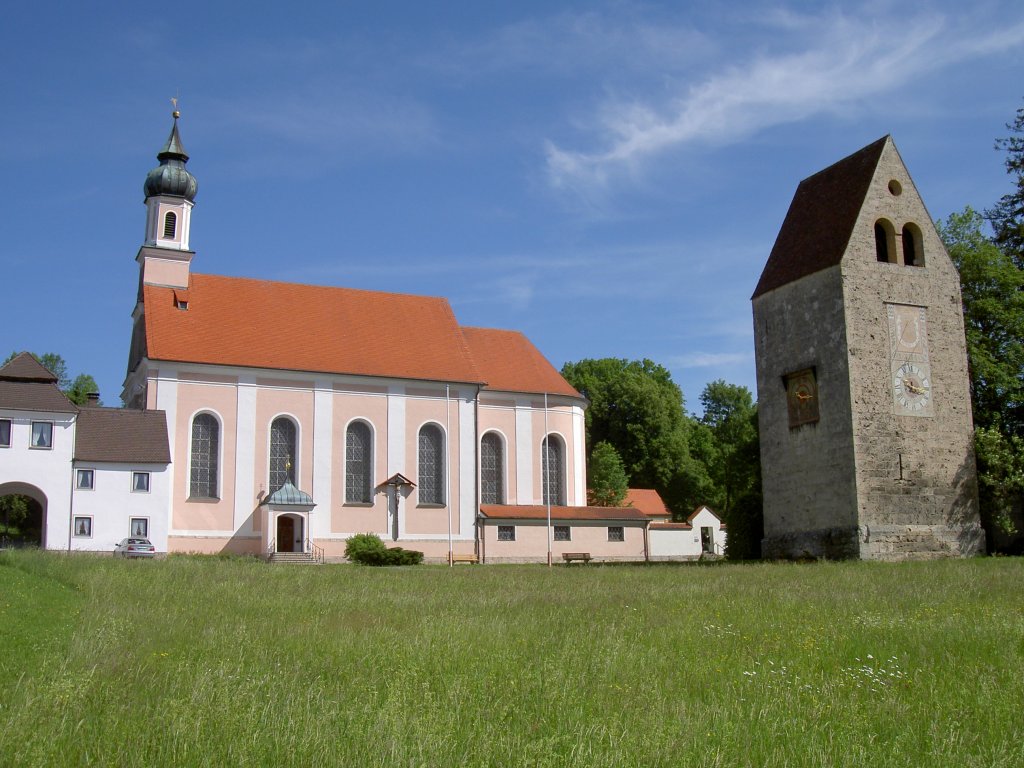 Kloster Wessobrunn, Torhaus, Pfarrkirche St. Johann Baptist und Turm Grauer Herzog 
(20.05.2007)