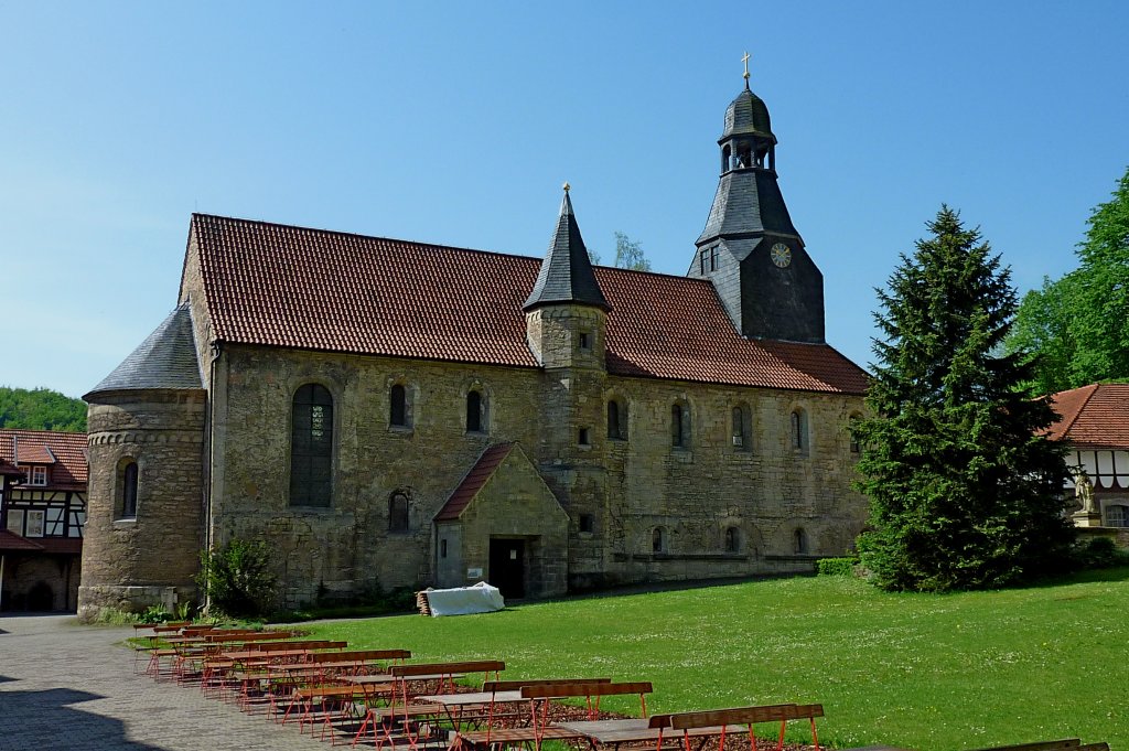 Kloster Zella, die romanische Kirche St.Nikolaus steht mitten im Klosterareal, Mai 2012