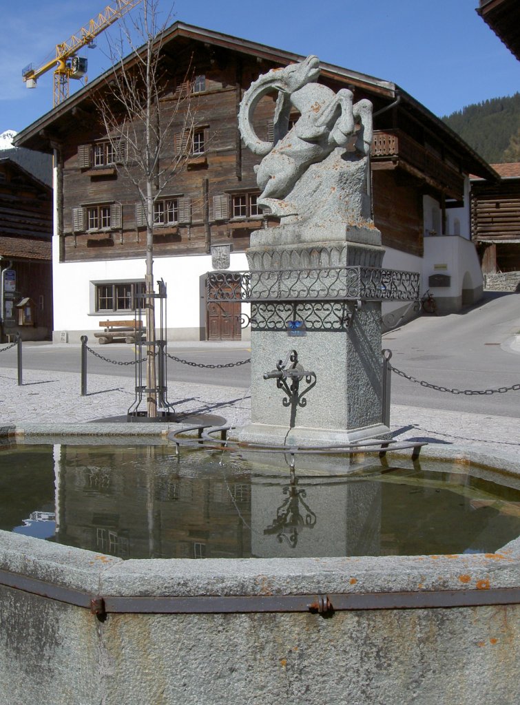 Klosters, Rathausbrunnen am Marktplatz (03.04.2011)