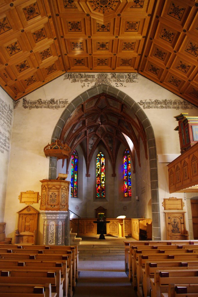 Klosters, Ref. Kirche, Chor mit Glasfenster von Augusto Giacometti von 1928 
(03.04.2011)