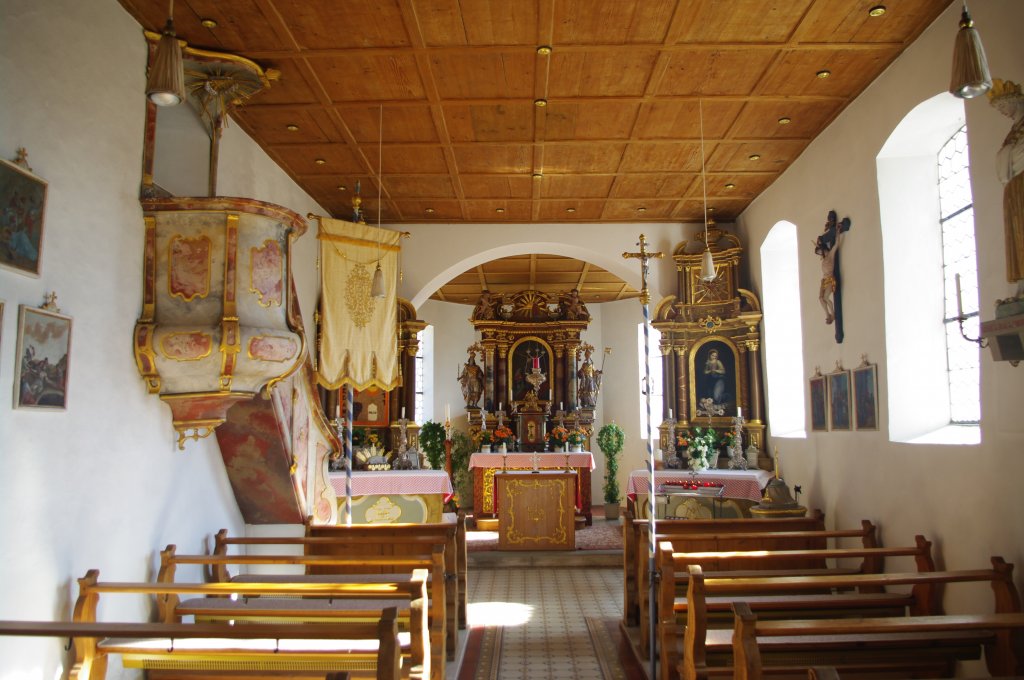 Knottenried, St. Oswald Kirche, Seitenaltre von 1700, viersuliger Hochaltar aus 
dem spten 17. Jahrhundert, Volksaltar von Theo Weh aus Reute, Kreis Oberallgu 
(23.10.2011)