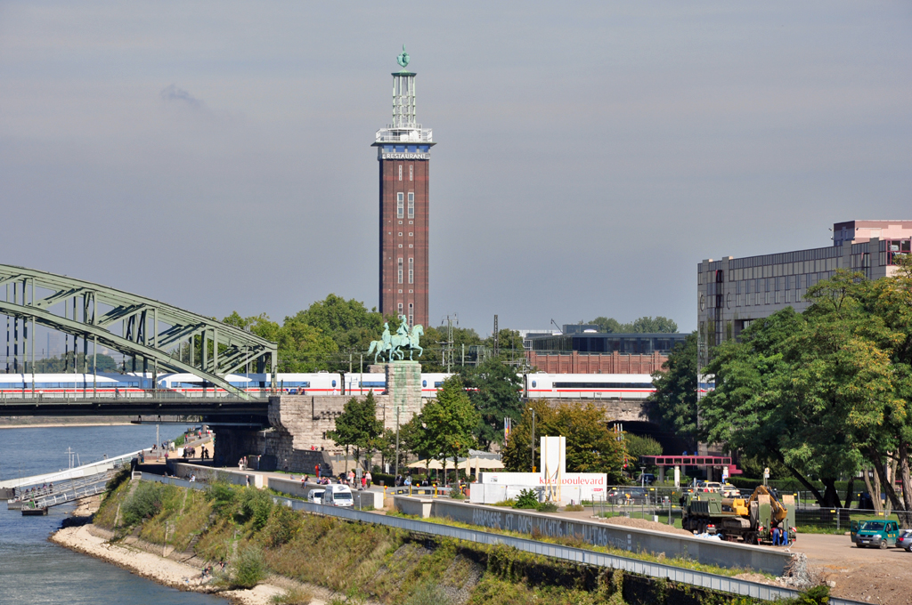 Kln-Deutz Messeturm mit Teil der Hohenzollernbrcke - 21.09.2010